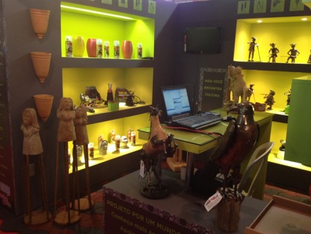 Artesãos recebem o apoio da Ferreira Costa na Fenearte 